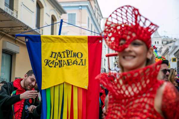 Live – Πατρινό Καρναβάλι 2024: Παρακολουθήστε τη μεγάλη καρναβαλική παρέλαση