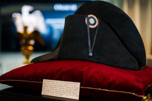 Το καπέλο του Ναπολέοντα πωλείται για ποσό ρεκόρ σε γαλλική δημοπρασία