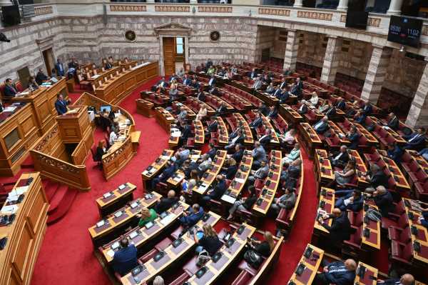 Τραγωδία στα Τέμπη: Σφοδρή αντιπαράθεση στη Βουλή για «μεθόδους συγκάλυψης» – Μυστική ψηφοφορία μετά το τέλος της συζήτησης