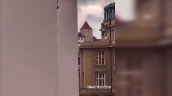 Πράγα: Νέο βίντεο με φοιτητές να πηδούν από τα παράθυρα για να σωθούν