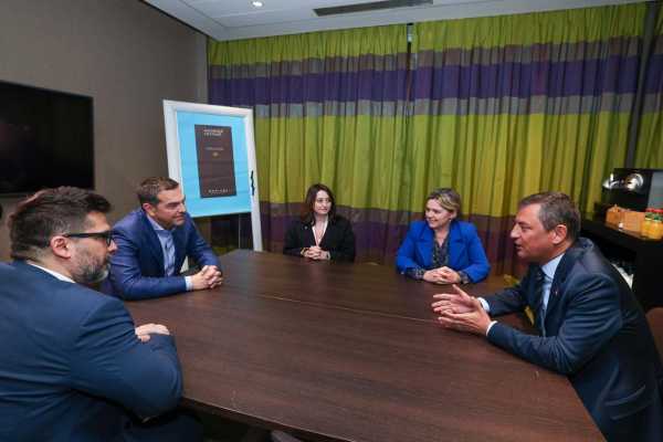 Αλ. Τσίπρας: Συνάντηση με τον πρόεδρο του CHP Οζγκιούρ Οζέλ – Στο επίκεντρο οι διεθνείς εξελίξεις