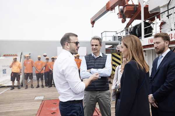 Επίσκεψη του Κ. Μητσοτάκη στο πλοίο «Typhoon» – Ενημερώθηκε για το βραβευμένο περιβαλλοντικό πρόγραμμά του