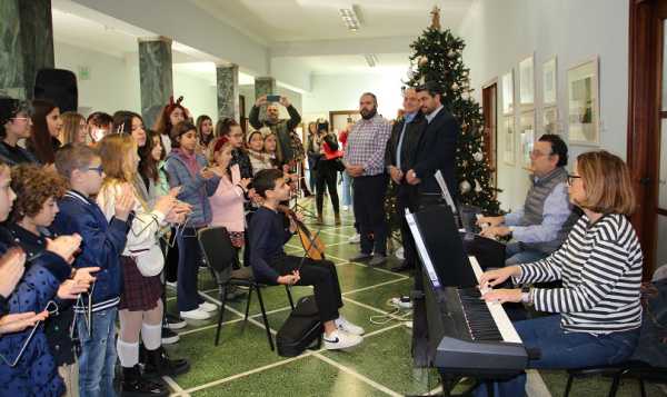 Γιορτινές μελωδίες από τα μέλη της Παιδικής & Εφηβικής Χορωδίας στο Δημαρχείο Χανίων (φώτο)
