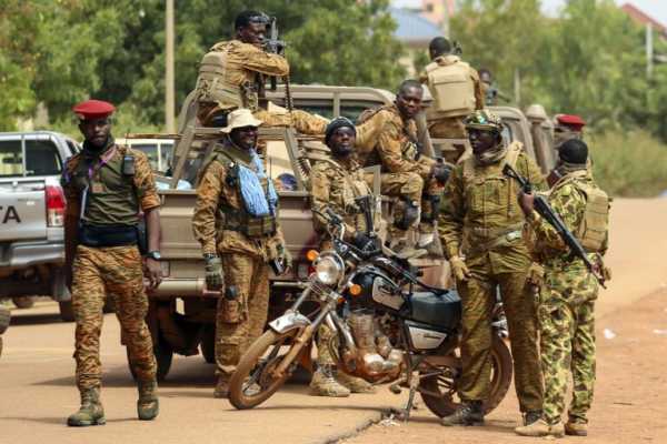 Μπουρκίνα Φάσο: 5 αστυνομικοί και 40 «τρομοκράτες» σκοτώθηκαν σε μάχη
