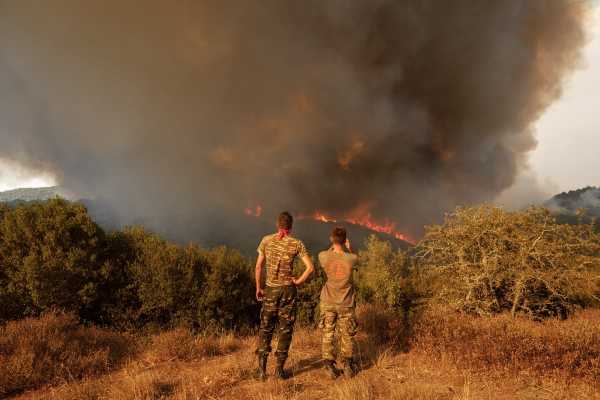 Politico: Αναζήτηση αποδιοπομπαίων τράγων στην Ελλάδα μετά τις πυρκαγιές