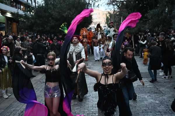 Καρναβάλι: Πρωταθλητές κεφιού από του Ρέντη ως την Πάτρα και από το Ρέθυμνο ως την Ξάνθη