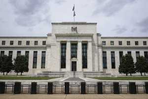 Η Fed διατηρεί αμετάβλητα τα επιτόκια στο εύρος του 5,25% έως 5,50%