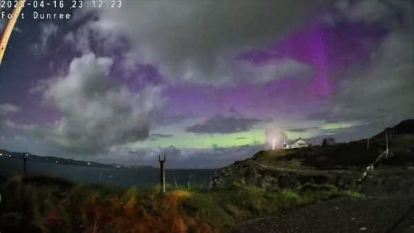Ένθετο Κόσμος: Το μαγευτικό Βόρειο Σέλας χρωμάτισε τον ουρανό της Ιρλανδίας