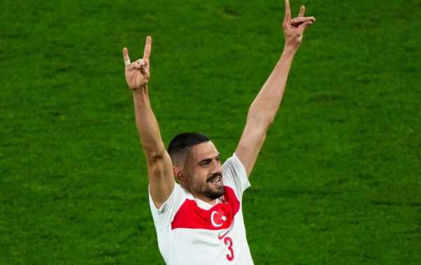 Εντάσεις μεταξύ Γερμανίας – Τουρκίας προκάλεσε ο χαιρετισμός Τούρκου ποδοσφαιριστή στο Euro με το σήμα των «Γκρίζων Λύκων»