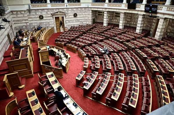Βουλή: Υπερψηφίστηκε το ν/σ για τα «κόκκινα» δάνεια – «Ναι» επί της αρχής του από 158 βουλευτές ΝΔ, «όχι» από 139 της αντιπολίτευσης