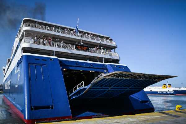 Φωτιά στη Ρόδο: Δεσμεύτηκαν τρία επιβατηγά πλοία για τη φιλοξενία απεγκλωβισθέντων