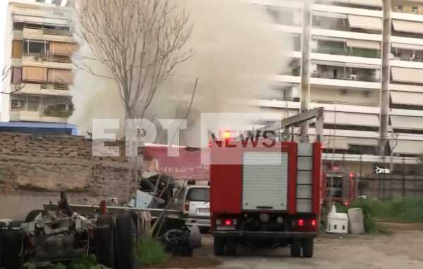 Φωτιά σε υπαίθριο χώρο στα Κ. Πατήσια – Εκρήξεις σε εγκαταλελειμμένα οχήματα