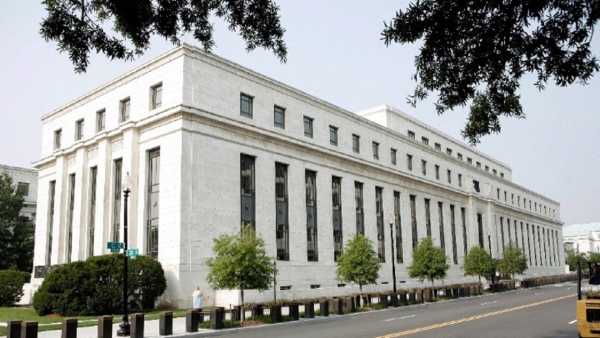 Fed: Αμετάβλητα τα επιτόκια στο εύρος του 5,25% έως 5,50%