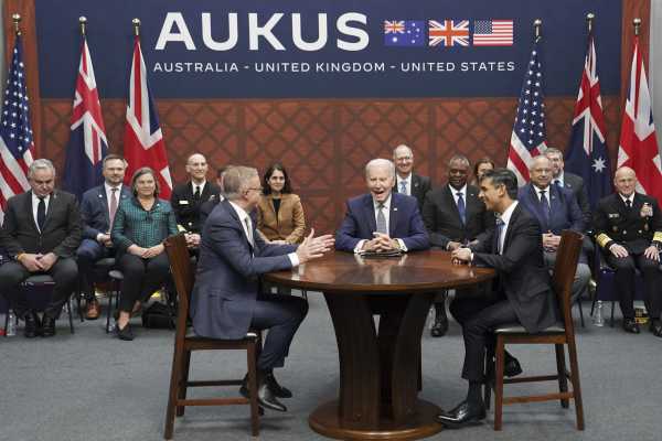 AUKUS: Τι περιλαμβάνει η συμφωνία-«μαμούθ» για τα πυρηνοκίνητα υποβρύχια – Σκληρή αντίδραση της Κίνας